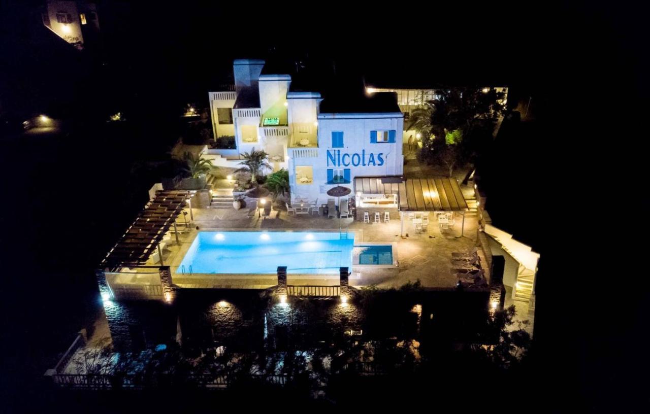 Nicolas Ormos  Bagian luar foto