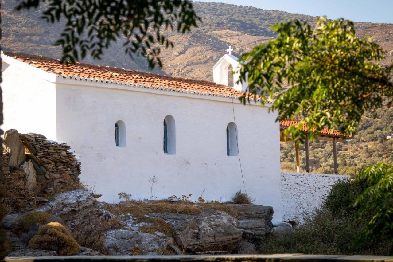 Nicolas Ormos  Bagian luar foto